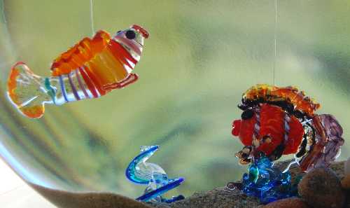 Deux poissons en verre dans leur aquarium