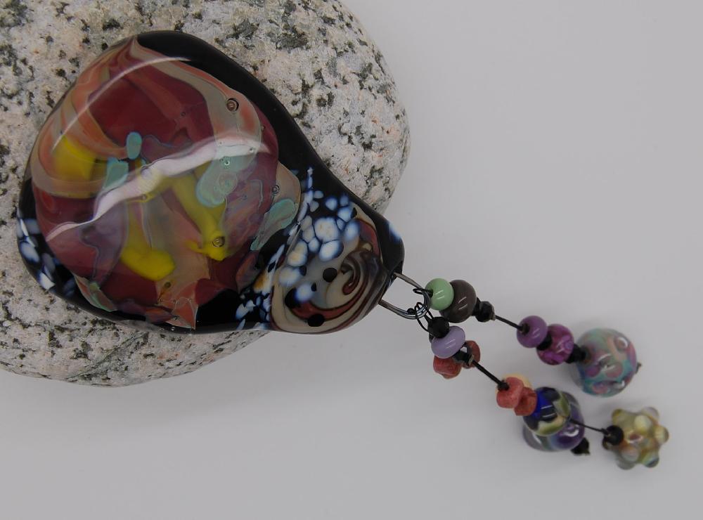 Broche multicolore avec perles pendantes



