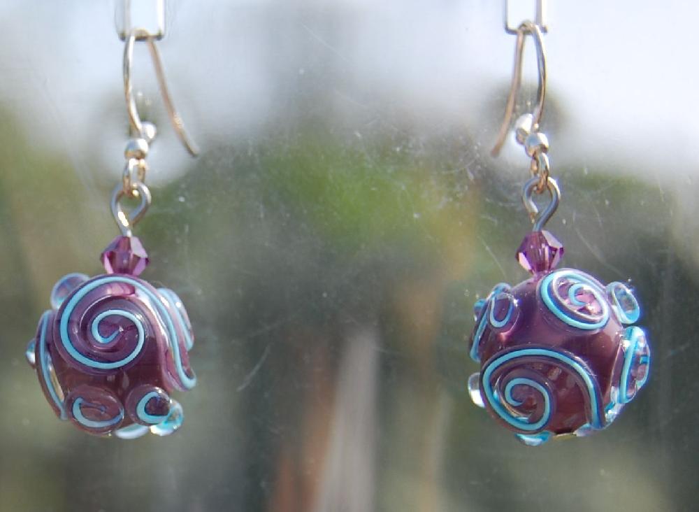 Boucles d'oreilles violettes et volutes turquoise