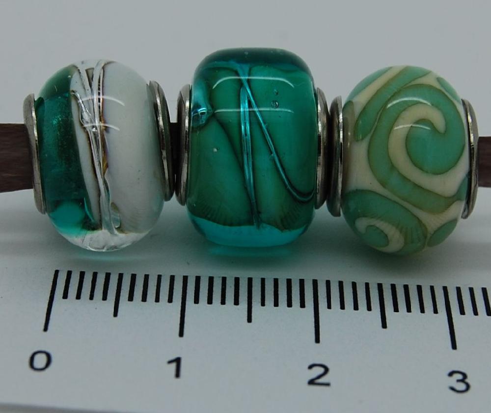 3 Perlen in Elfenbein, grün und Silberdraht