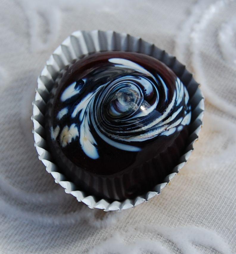 Chocolat  noir rond avec tourbillon de chocolat blanc